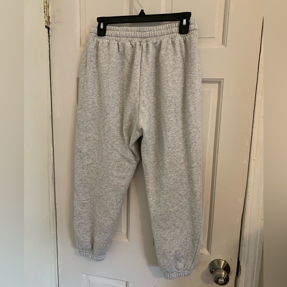 *flawed* Fabletics gray cropped sweatpants size medium - Picture 2 of 4